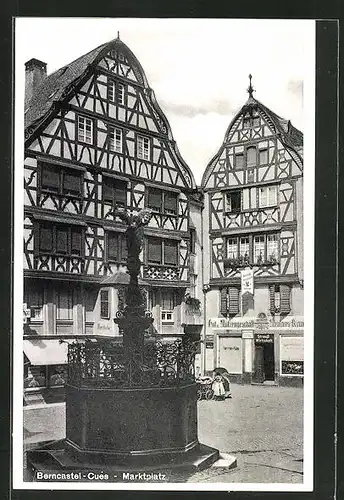 AK Bernkastel-Kues, Marktplatz mit Geschäften und Brunnen