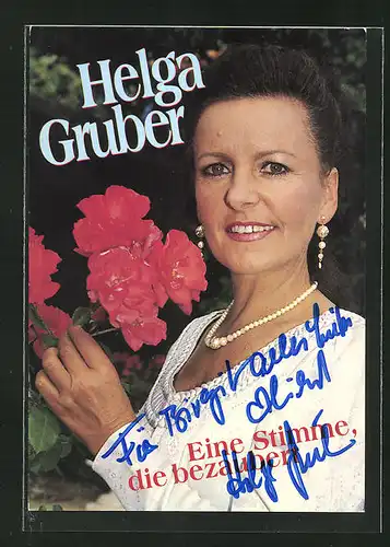 AK Musikerin Helga Gruber mit Blumen in die Kamera schauend und Autogramm