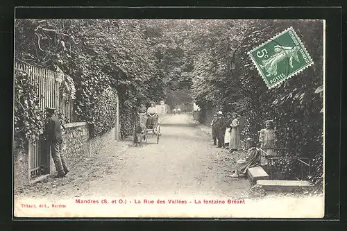 AK Mandres, La Rue des Vallees, la fontaine Breant