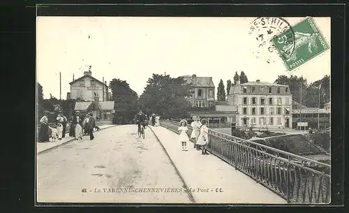 AK La Varenne-Chennevières, Le Pont, Blick von der Brücke auf die Restaurants