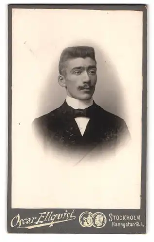 Fotografie Oscar Ellgvist, Stockholm, Hamngatan 18, Junger Mann im Anzug mit Oberlippenbart