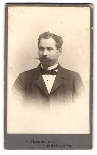 Fotografie H. Traunecker, Biberach a. R., Mann im Anzug mit dunkler Fliege und Vollbart
