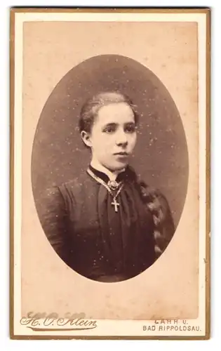 Fotografie H. O. Klein, Lahr / Baden, Kaiserstr., junge Frau im dunklen Kleid mit Zopf und Kreuzkette