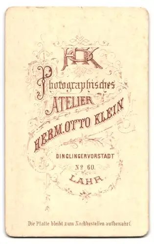 Fotografie Herm. Otto Klein, Lahr / Baden, junger Mann im Anzug mit gestylten Haaren