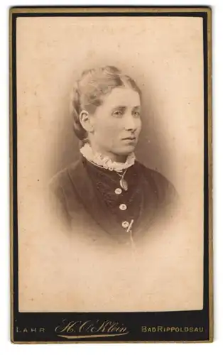 Fotografie H. O. Klein, Lahr / Baden, Dame im Kleid mit Zopf und Halskette
