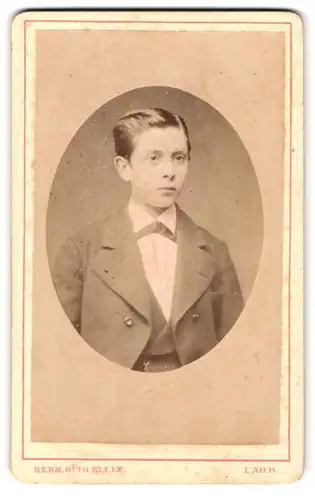 Fotografie Herm. Otto Klein, Lahr / Baden, junger Mann in eleganter Kleidung
