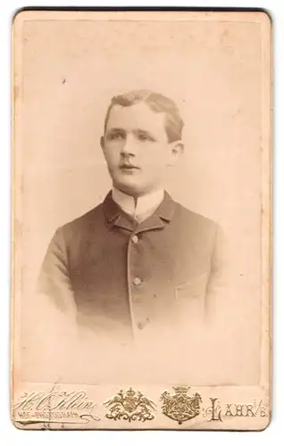 Fotografie H. O. Klein, Lahr / Baden, junger Mann im Anzug mit Mittelscheitel