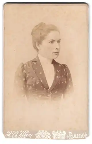 Fotografie H. O. Klein, Lahr / Baden, Dame in eleganter Kleidung mit Dutt