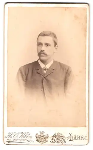 Fotografie H. O. Klein, Lahr / Baden, Mann im Anzug mit kurzen Haaren und Oberlippenbart