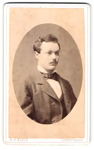 Fotografie H. O. Klein, Lahr / Baden, junger Mann im Anzug mit Oberlippenbart
