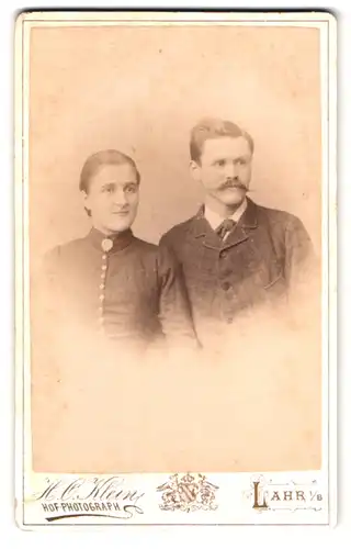 Fotografie H. O. Klein, Lahr / Baden, Ehepaar in eleganter Ausgeh-Kleidung