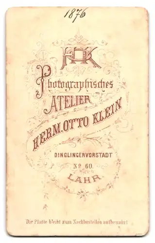 Fotografie Herm. Otto Klein, Lahr / Baden, junger Mann im Anzug mit gestylten Haaren