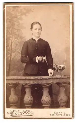 Fotografie H. O. Klein, Lahr / Baden, Dame in eleganter Kleidung mit Rose in der Hand
