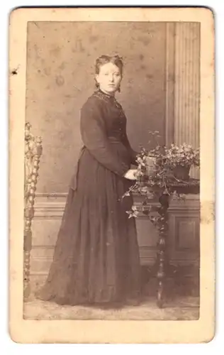 Fotografie Herm. Otto Klein, Lahr / Baden, Dame im dunklen Kleid in stehender Pose