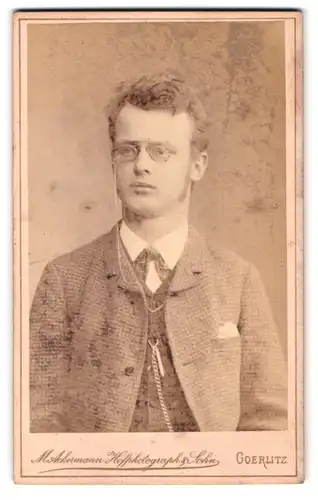 Fotografie M. Ackermann, Goerlitz, Schützenstr. 2, Mann im Anzug mit Zwicka