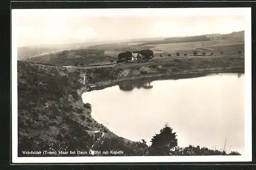 AK Daun /Eifel, Weinfelder Maar mit Kapelle