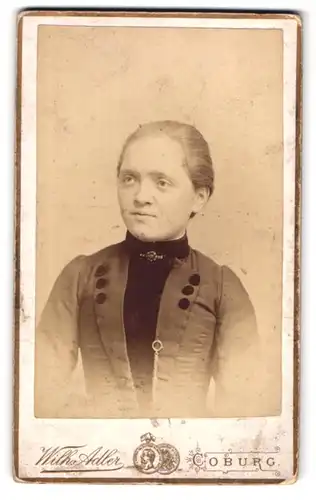 Fotografie Wilhelm Adler, Coburg, Ernstplatz 8, Portrait Junge Frau mit strengem Zopf im Kleid