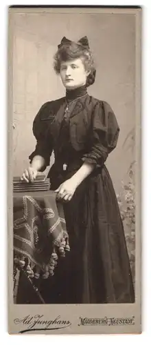 Fotografie Ad. Junghans, Magdeburg-Neustadt, Portrait Elegante Dame mit Haarschleife in gepufftem Kleid