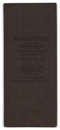 Fotografie Hch. Ganzemüller, Herford i. W., Bäckerstr. 4, Portrait Herr mit Schnurrbart im Anzug