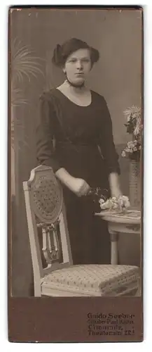 Fotografie Guido Seeber, Chemnitz, Theaterstrasse 22, Portrait Frau mit Halsband in elegantem Kleid