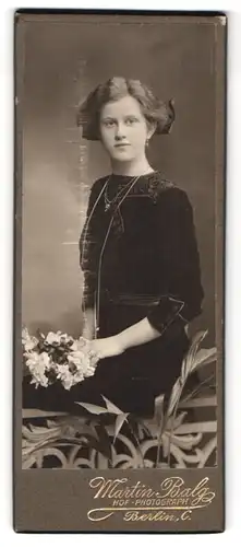 Fotografie Martin Balg, Berlin, Königstr. 33, Portrait Junge Dame mit Halskette im Samtkleid