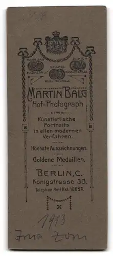 Fotografie Martin Balg, Berlin, Königstr. 33, Portrait Junge Dame mit Halskette im Samtkleid