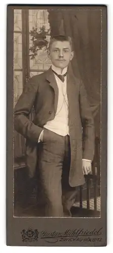 Fotografie Gustav Mühlfriedel, Zwickau-Pölbitz, Portrait Junger Herr im Anzug mit Querbinder