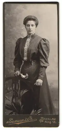 Fotografie Samson & Co, Breslau, Ring 12, Portrait Dame in gerafftem Kleid mit Puffärmeln