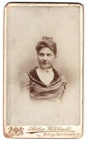 Fotografie A. Wohlbach, Coburg, Seifartshofstrasse 36, Portrait Dame mit Hochsteckfrisur in gerafftem Kleid