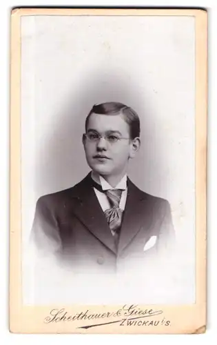 Fotografie Scheithauer & Giese, Zwickau i. S., Äussere Plauenschestr. 24, Portrait Junger Mann mit Brille im Anzug