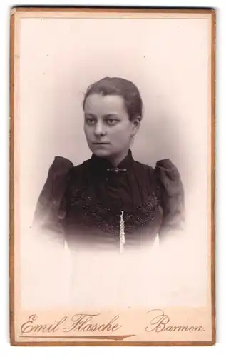 Fotografie Emil Flasche, Barmen, Heckinghauser-Str. 25, Portrait Frau in besticktem Kleid mit Puffärmeln