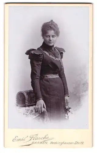 Fotografie Emil Flasche, Barmen, Heckinghauser-Str. 19, Portrait Frau in elegantem Kleid