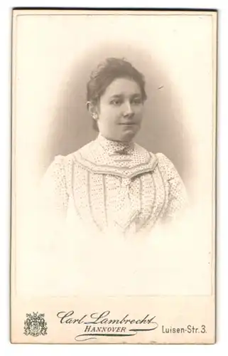 Fotografie Carl Lambrecht, Hannover, Luisen-Str. 3, Portrait Frau in gepunktetem Kleid