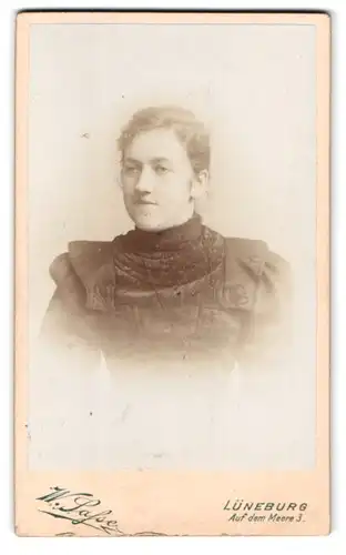 Fotografie W. Sasse, Lüneburg, Auf dem Meere 3, Portrait Junge Frau in gepufftem Kleid