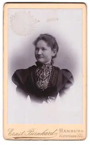 Fotografie Ernst Bernhard, Hamburg, Alsterdamm 9, Portrait Frau im Kleid mit Puffärmeln