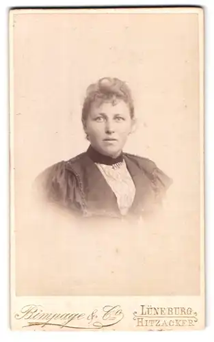 Fotografie Bimpage & Co, Lüneburg, Portrait Frau mit Halsband in gerafftem Kleid