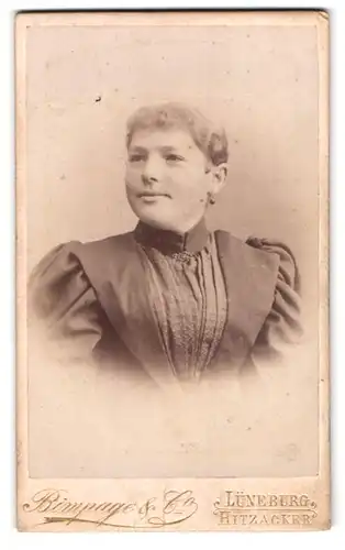 Fotografie Bimpage & Co, Lüneburg, Portrait Junge Frau in gerafftem Kleid