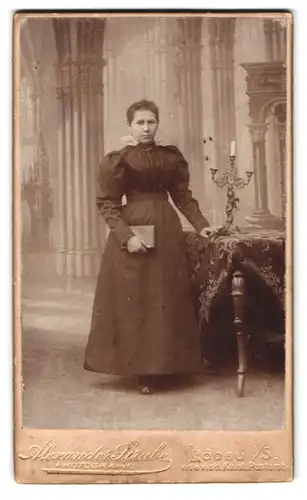 Fotografie Alexander Strube, Löbau i. Sa., Portrait Frau in hochgeschlossenem Kleid