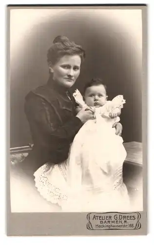Fotografie G. Drees, Barmen, Heckinghauserstr. 168, Portrait Mutter in feinem Kleid mit ihrem Kind