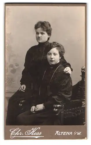 Fotografie Chr. Hess, Altena i. W., Portrait Zwei Frauen in gepufften Kleidern