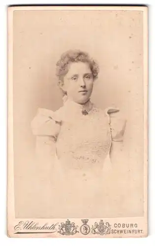 Fotografie E. Uhlenhuth, Coburg, Albertplatz, Portrait Junge Frau in elegantem Spitzenkleid