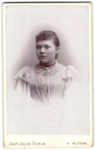 Fotografie Joh. Julius Thiele, Altena, Alter Posthof, Portrait Junge Frau in plissiertem Kleid