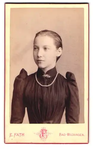 Fotografie E. Fath, Bad-Wildungen, Portrait Junges Mädchen mit Halskette in feinem Kleid