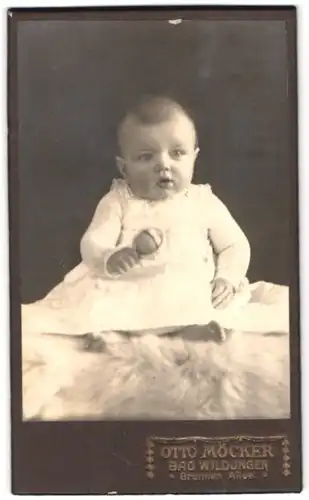 Fotografie Otto Möcker, Bad Wildungen, Brunnen Allee, Portrait Kleinkind im Spitzenkleidchen