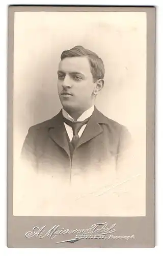 Fotografie A. Meier von Tobel, Zürich, Rennweg 4, Portrait junger Mann mit Scheitel rechts