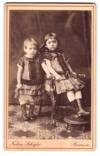 Fotografie Julius Schäfer, Barmen, Werther-Strasse 91, zwei kleine Mädchen im Kleid mit Ponyfrisur