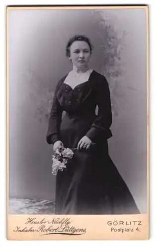 Fotografie Robert Lüttgens, Görlitz, Postplatz 4, junge Dame im schwarzen Kleid mit Blume in der Hand