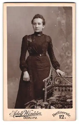 Fotografie Adolf Winkler, Görlitz, Berliner Strasse 12, Portrait Dame im langen Kleid