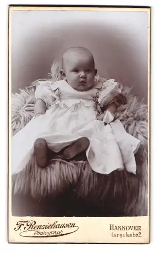 Fotografie F. Renziehausen, Hannover, Langelaube 2, Baby im weissen Kleid