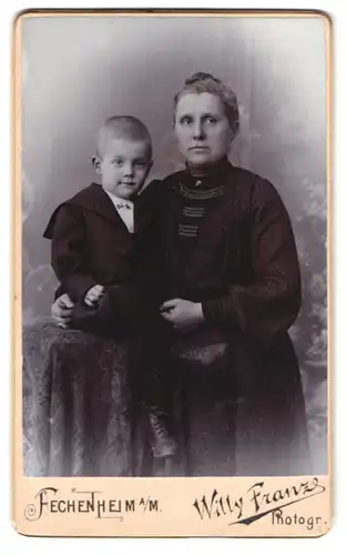 Fotografie Willy Franze, Fechenheim a. M., Portrait Mutter mit ihrem Sohn